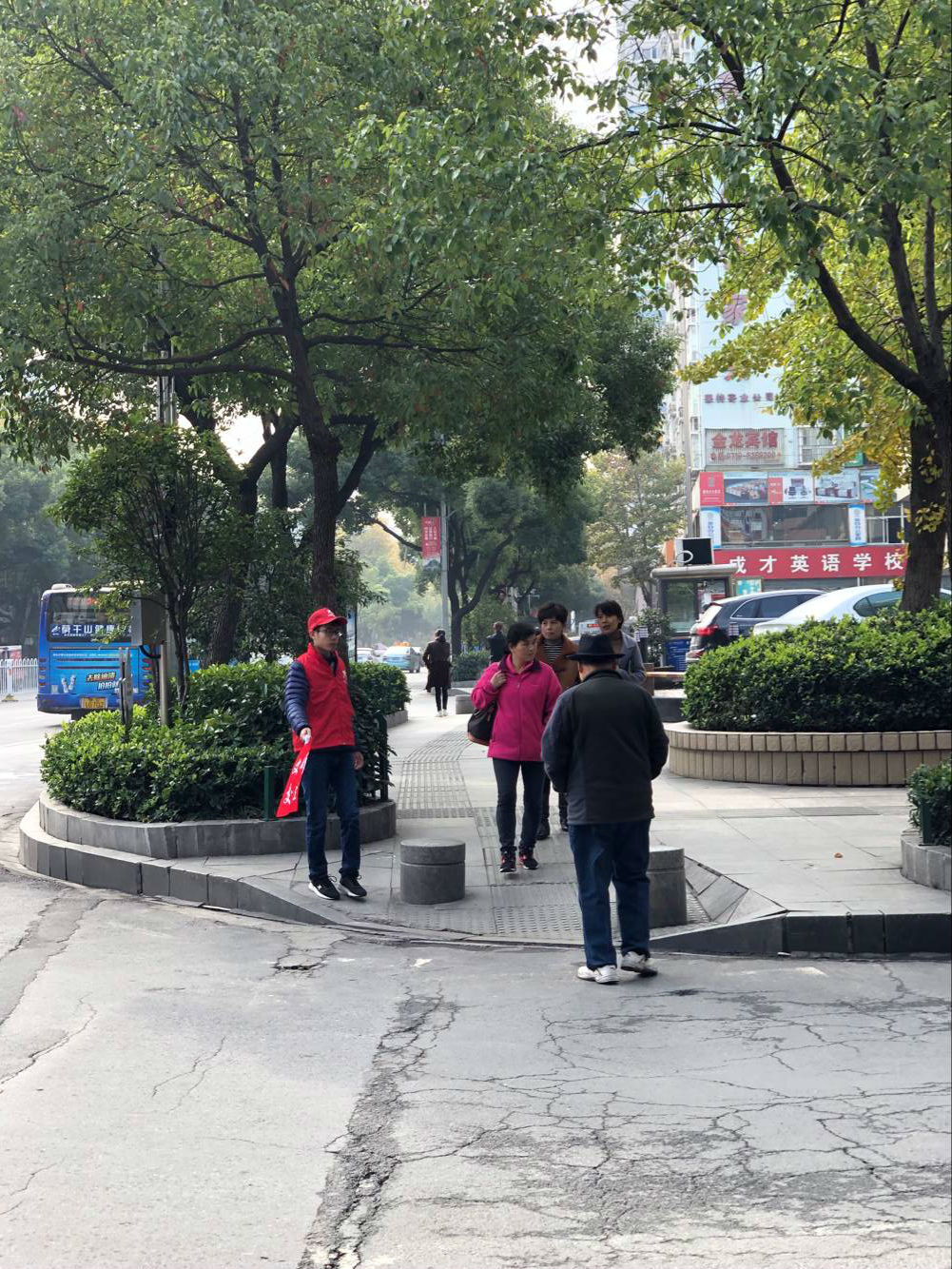 人文学院学生正在执勤